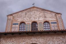 Euphrasiusbasiliek in Poreč - Historisch centrum van Poreč: De façade van de Euphrasiusbasiliek gezien vanuit het atrium, de façade is gedecoreerd met...