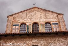 Euphrasius basiliek in Poreč - Historisch centrum van Poreč: De façade van de Euphrasiusbasiliek gezien vanuit het atrium, de façade is gedecoreerd met...