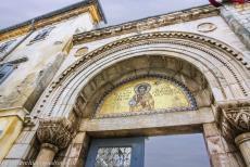 Euphrasiusbasiliek in Poreč - De entreepoort van het bisschoppelijk complex van de Euphrasiusbasiliek in Poreč, het complex wordt omgeven door een muur. De basiliek...