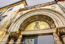 Euphrasius basiliek in Poreč - De entreepoort van het bisschoppelijk complex van de Euphrasiusbasiliek in Poreč, het complex wordt omgeven door een muur. De basiliek...