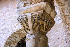 Euphrasiusbasiliek in Poreč - Het bisschoppelijk complex van de Euphrasiusbasiliek in het historisch centrum van Poreč: Een gebeeldhouwd kapiteel van een...