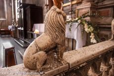 St. Jacobuskathedraal in Šibenik - De St. Jacobuskathedraal in Šibenik: Een van de twee gebeeldhouwde stenen leeuwen op het koorhek. Het interieur van de kathedraal is...