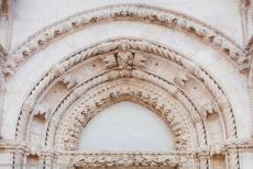 St. Jacobuskathedraal in Šibenik - De decoraties boven het hoofdportaal van de St. Jacobuskathedraal in Šibenik. Het hoofdportaal bevindt zich in de symmetrische...
