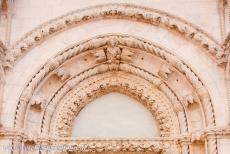 St. Jacobuskathedraal in Šibenik - De decoraties boven het hoofdportaal van de St. Jacobuskathedraal in Šibenik. Het hoofdportaal bevindt zich in de symmetrische...