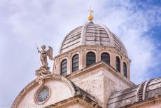 St. Jacobuskathedraal in Šibenik - De St. Jacobuskathedraal in Šibenik: De koepel met het standbeeld van St. Michaël, de koepel is evenals de kathedraal gemaakt van...