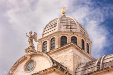 St. Jacobuskathedraal in Šibenik - De St. Jacobuskathedraal in Šibenik: De koepel met het standbeeld van St. Michaël, de koepel is evenals de kathedraal gemaakt van...