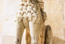 St. Jacobuskathedraal in Šibenik - De St. Jacobuskathedraal in Šibenik: Een van de twee stenen leeuwen van de Leeuwenpoort. De Leeuwenpoort bevindt zich in de zijgevel...
