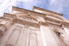 St. Jacobuskathedraal in Šibenik - De St. Jacobuskathedraal in Šibenik: De fries met 72 gebeeldhouwde koppen aan de achterzijde. De kathedraal werd...