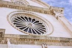 St. Jacobuskathedraal in Šibenik - De roosvensters van de St. Jacobuskathedraal in Šibenik zijn een mengeling van de gotische en de renaissancestijl. De...