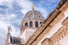 St. Jacobuskathedraal in Šibenik - St. Jacobuskathedraal in Šibenik: Op de koepel staat een standbeeld van St. Michaël. De koepel van de kathedraal staat op...