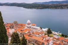 St. Jacobuskathedraal in Šibenik - De St. Jacobuskathedraal van Šibenik gezien vanaf het kasteel van Šibenik. Vanaf dit punt is de bijzondere constructie van het dak...