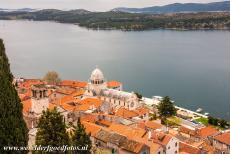 St. Jacobuskathedraal in Šibenik - De St. Jacobuskathedraal van Šibenik gezien vanaf het kasteel van Šibenik. Vanaf dit punt is de bijzondere constructie van het dak...