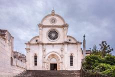 St. Jacobuskathedraal in Šibenik - De St. Jacobuskathedraal in Šibenik: De voorgevel met het hoofdportaal en de roosvensters. De kathedraal werd gebouwd tussen 1431 en...