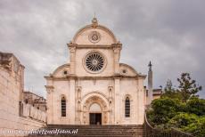 St. Jacobuskathedraal in Šibenik - De St. Jacobuskathedraal in Šibenik: De voorgevel met het hoofdportaal en de roosvensters. De kathedraal werd gebouwd tussen 1431 en...