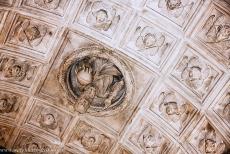 Historische stad Trogir - Historische stad Trogir: Een beeldhouwwerk van Christus Pantocrator op het tongewelf van de kapel van de Heilige Johannes van Orsini, de...