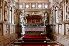 Historische stad Trogir - Historische stad Trogir: De kapel van de Heilige Orsini bevindt zich in de Laurentiuskathedraal. In het midden staat de tombe van de...