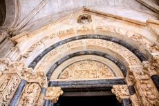 Historische stad Trogir - Historische stad Trogir: Het romaanse hoofdportaal van de Laurentiuskathedraal, de Sv. Lovre. De bouw van de kathedraal begon in de 13de...
