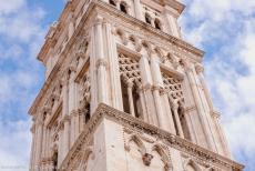 Historische stad Trogir - Historische stad Trogir: De verdiepingen van de toren van de Laurentiuskathedraal zijn allemaal in verschillende bouwstijlen gebouwd, van romaans...