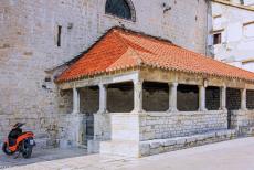Historische stad Trogir - Historische stad Trogir: De vismarkt is een open loggia, ze werd in 1527 tegen de stadsmuren aangebouwd. De loggia was het voormalige...