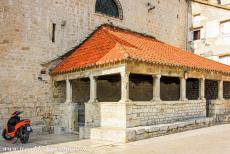 Historische stad Trogir - Historische stad Trogir: De vismarkt is een open loggia, ze werd in 1527 tegen de stadsmuren aangebouwd. De loggia was het voormalige...