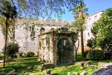 Historisch Split met het paleis van Diocletianus - Historisch complex van Split met het Paleis van Diocletianus: De restanten van de Pisturapoort. De poort ligt net buiten de...