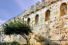 Historisch Split met het paleis van Diocletianus - Historisch complex van Split met het paleis van Diocletianus: De muren bij de Gouden Poort. De historische stad Split ontstond in en rond het...