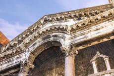 Historisch Split met het paleis van Diocletianus - Historisch complex van Split met het Paleis van Diocletianus: Een detail van de entree naar de particuliere vertrekken van keizer...