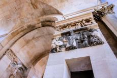Historisch Split met het paleis van Diocletianus - Historisch complex van Split met het Paleis van Diocletianus: Een detail van het gebeeldhouwde hoofdportaal van de Domniuskathedraal. De...