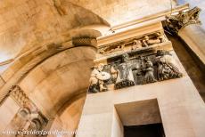 Historisch Split met het paleis van Diocletianus - Historisch complex van Split met het Paleis van Diocletianus: Een detail van het gebeeldhouwde hoofdportaal van de Domniuskathedraal. De...