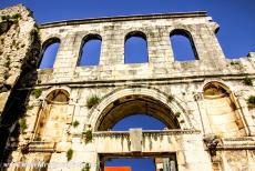 Historisch Split met het paleis van Diocletianus - Historisch complex van Split met het Paleis van Diocletianus: De Zilveren Poort was de oostelijke poort van het paleis. De Decamanus was een...