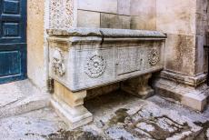 Historisch Split met het paleis van Diocletianus - Historisch Split met het Paleis van Diocletianus: Een stenen kist naast de voormalige Tempel van Jupiter. De Tempel van Jupiter werd gebouwd in...