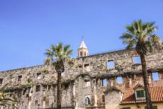 Historisch Split met het paleis van Diocletianus - Historisch Split met het paleis van Diocletianus: De muur van het Paleis van Diocletianus aan de zeezijde, erachter rijst de toren van de...