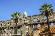 Historisch Split met het paleis van Diocletianus - Historisch Split met het paleis van Diocletianus: De muur van het Paleis van Diocletianus aan de zeezijde, erachter rijst de toren van de...