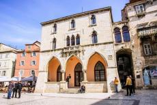 Historisch Split met het paleis van Diocletianus - Historisch Split met het Paleis van Diocletianus: Het voormalige stadhuis van de stad Split staat op het Plein van het Volk. Het gotische...