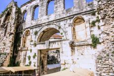 Historisch Split met het paleis van Diocletianus - Historisch complex van Split met het Paleis van Diocletianus: De Zilveren Poort was de oostelijke poort van het paleis. De Decamanus was een...