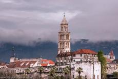 Historisch Split met het paleis van Diocletianus - Historisch complex van Split met het Paleis van Diocletianus: De St. Domniuskathedraal torent hoog boven de historische stad Split uit....
