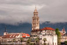 Historisch Split met het paleis van Diocletianus - Historisch complex van Split met het Paleis van Diocletianus: De St. Domniuskathedraal torent hoog boven de historische stad Split uit....