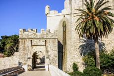 Oude stad van Dubrovnik - Oude stad van Dubrovnik: De Ploce Poort staat aan de oostzijde van Dubrovnik. De Ploce Poort werd gebouwd in 1628, na de Pile...