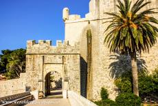 Oude stad van Dubrovnik - Oude stad van Dubrovnik: De Ploce Poort staat aan de oostzijde van Dubrovnik. De Ploce Poort werd gebouwd in 1628, na de Pile...