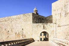 Oude stad van Dubrovnik - Oude stad van Dubrovnik: De Ploce Poort bestaat uit twee poorten, een binnenpoort (foto) en buitenpoort, de poorten zijn verbonden door...
