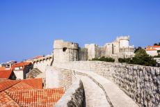 Oude stad van Dubrovnik - Dubrovnik werd tijdens de Onafhankelijkheidsoorlog (1991-1995) zwaar beschadigd, in de stad bleef weinig onaangetast. Het duurde jaren voor de...