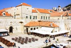 Oude stad van Dubrovnik - Oude vestingstad van Dubrovnik: De Vispoort en de Vismarkt liggen bij de historische haven van Dubrovnik, ze werden in 1381 gebouwd. De...
