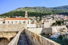 Oude stad van Dubrovnik - Oude vestingstad van Dubrovnik: De vestingwerken met rechts het Fort Revelin, erachter ligt het Dominicanerklooster met haar rode pannendak,...