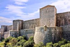 Oude stad van Dubrovnik - De massieve stenen verdedigingsmuren en torens van de oude vestingstad van Dubrovnik. De middeleeuwse muren van Dubrovnik dateren uit de 10de...