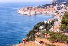 Oude stad van Dubrovnik - De Oude vestingstad van Dubrovnik   ligt op een schiereiland in de Adriatische Zee. De oude stad van Dubrovnik heeft aan de landzijde...