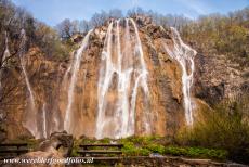 Nationaal Park Plitvicemeren - Nationaal Park Plitvicemeren: De Veliki Slap wordt ook de Grote Waterval genoemd, de waterval is 78 meter hoog. De Plitvicemeren...