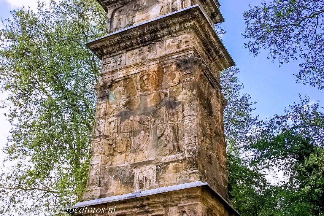 Trier, de Zuil van Igel - De Zuil van Igel, de Igeler S&auml;ule,&nbsp;is een Romeins monument uit de 3de eeuw AD. De&nbsp;Zuil van Igel is aan alle vier de...