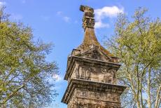 Zuil van Igel - De Zuil van Igel wordt bekroond door een sculptuur van Jupiter en Ganymedes. In de Romeinse tijd diende de Zuil van Igel als een...