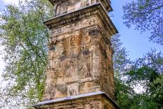 Trier, de Zuil van Igel - De Zuil van Igel, de Igeler S&auml;ule,&nbsp;is een Romeins monument uit de 3de eeuw AD. De&nbsp;Zuil van Igel is aan alle vier de...