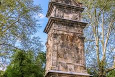 Trier, de Zuil van Igel - Dat de Zuil van Igel er nog staat, heeft het Romeinse monument te danken aan een vergissing. Ten onrechte werd het reli&euml;f aan de voorzijde in...